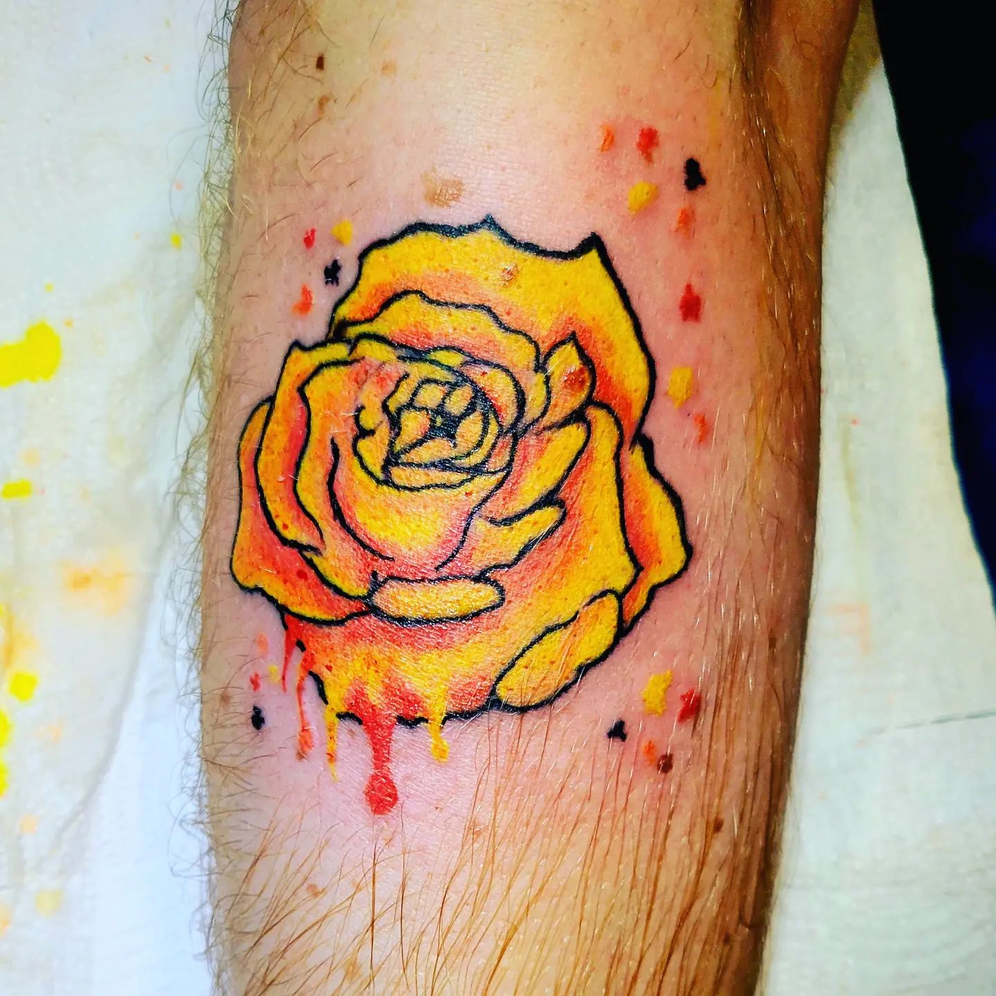 Tatuaje de rosa amarilla brillante.