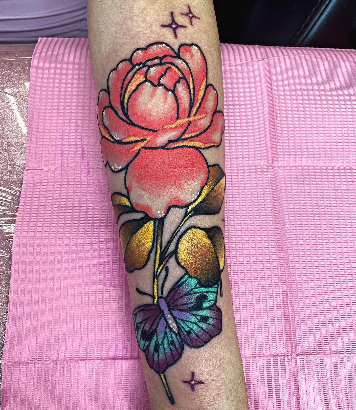 Tatuaje de Rosa Brillante y Colorido