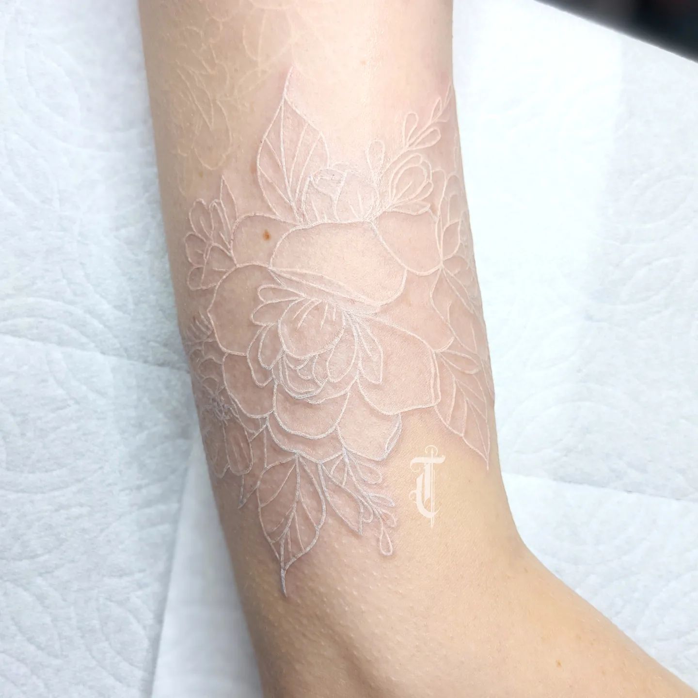 Tatuaje de Rosa con Tinta Blanca
