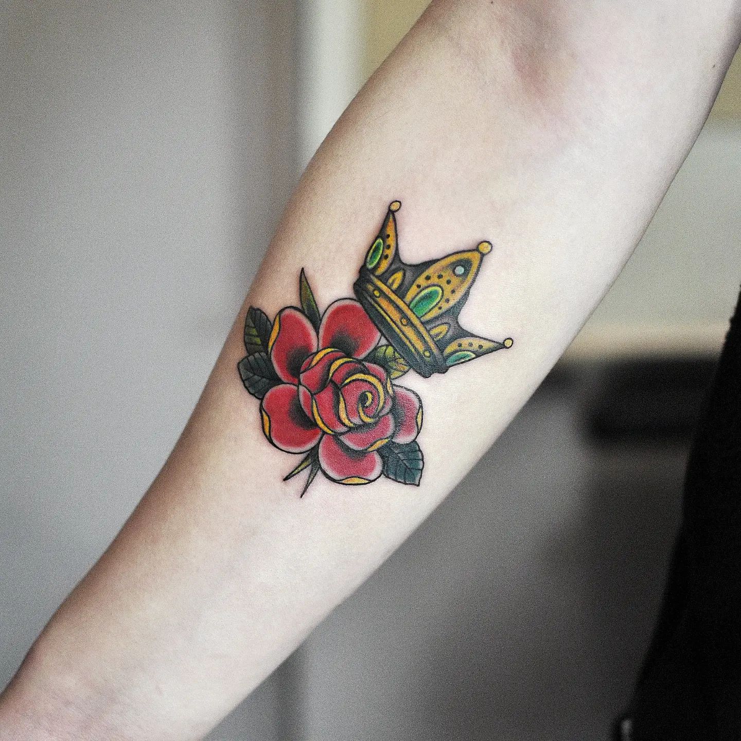 Tatuaje de rosa con una corona