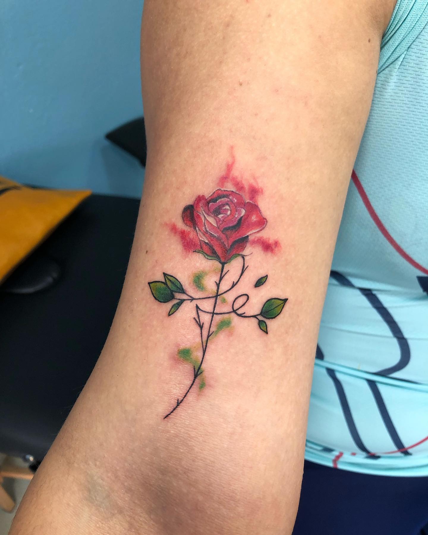 Tatuaje de Rosa Pequeña y Dulce