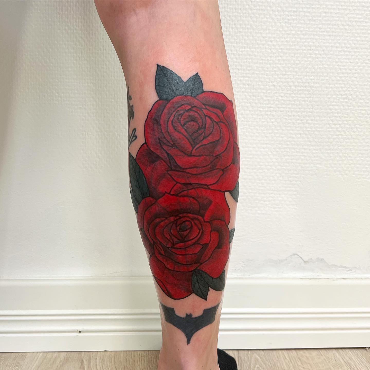 Tatuaje de Rosa Roja Oscuro.