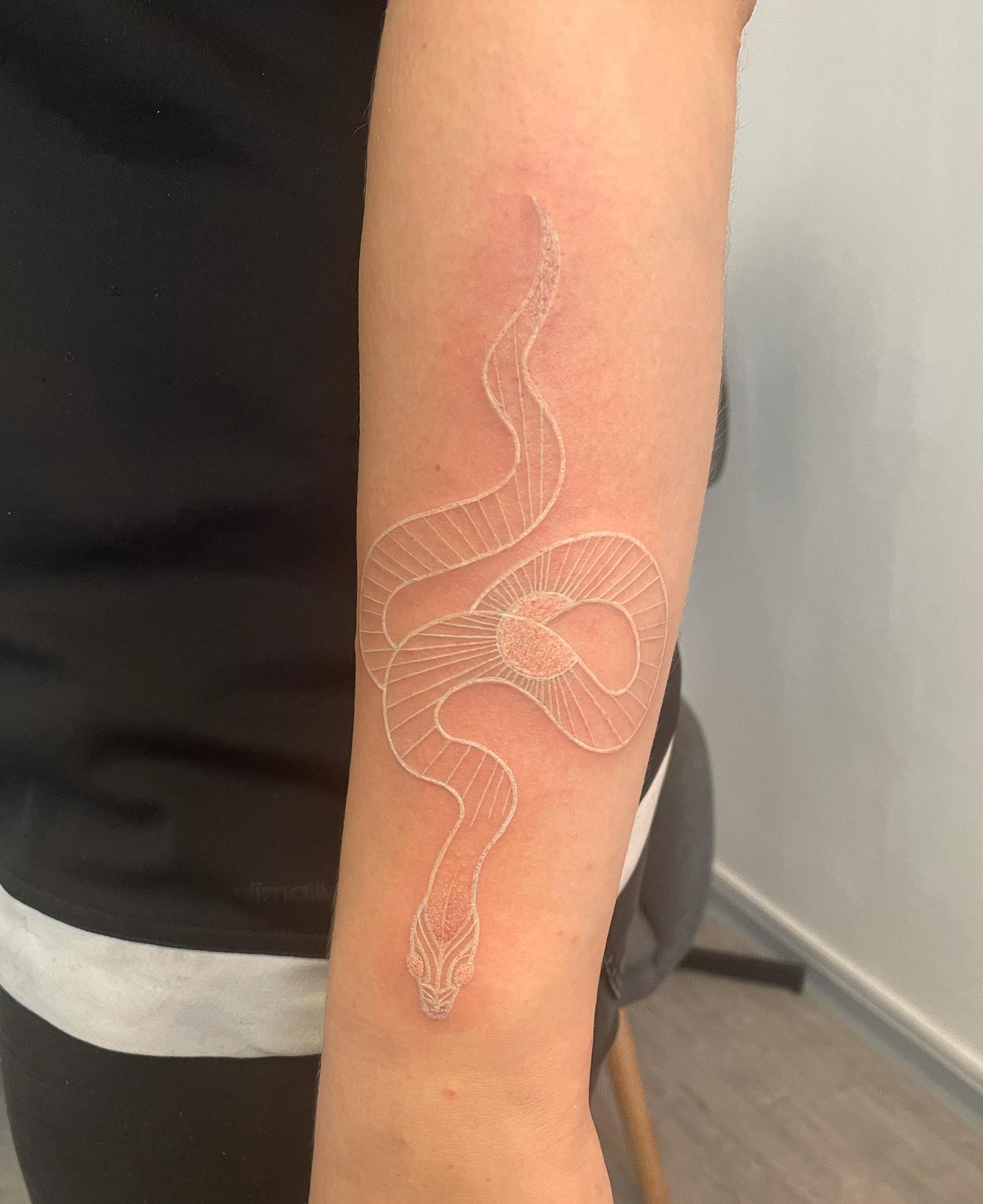 Tatuaje de serpiente con tinta blanca