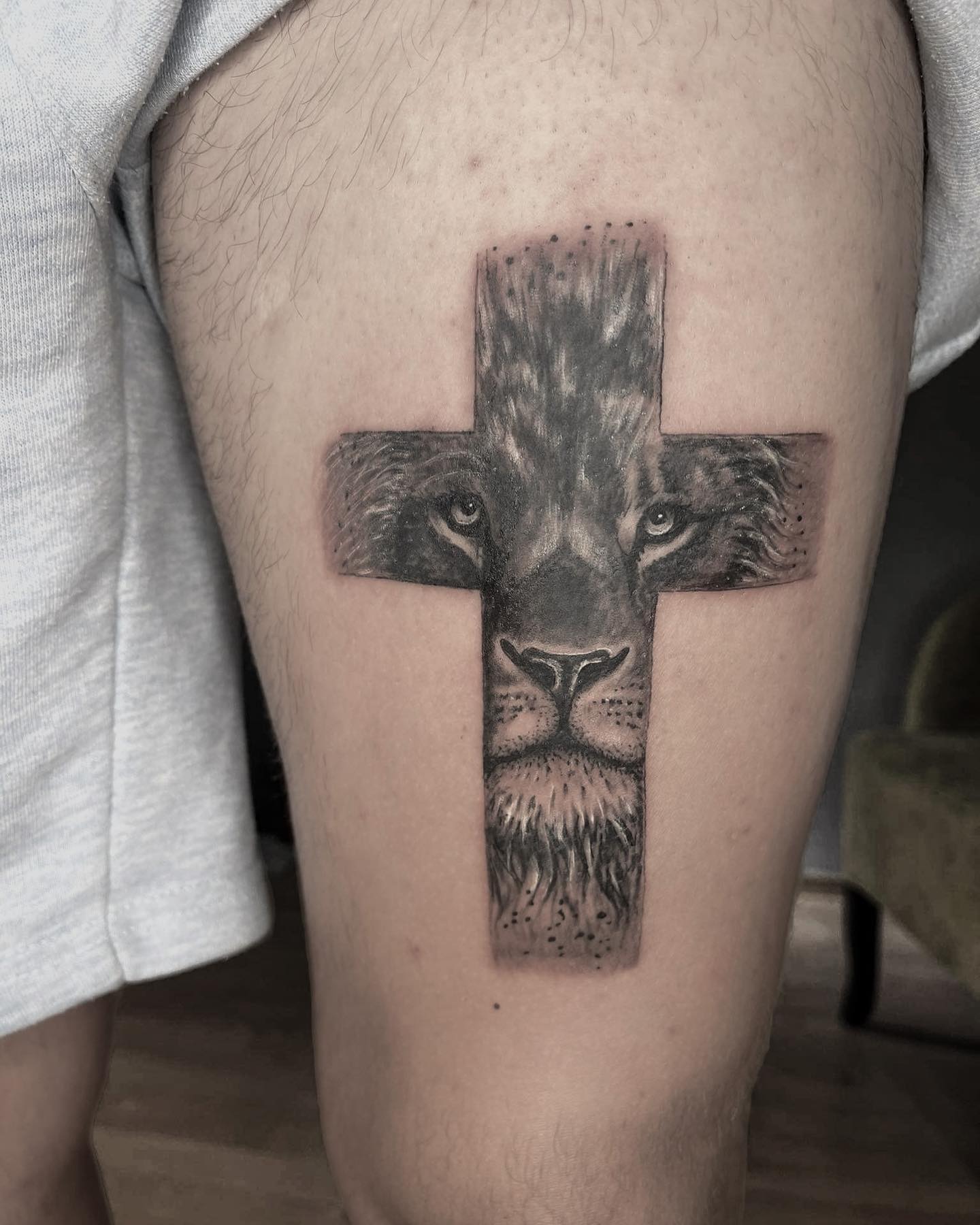Tatuaje Realista de Cruz en la Espalda
