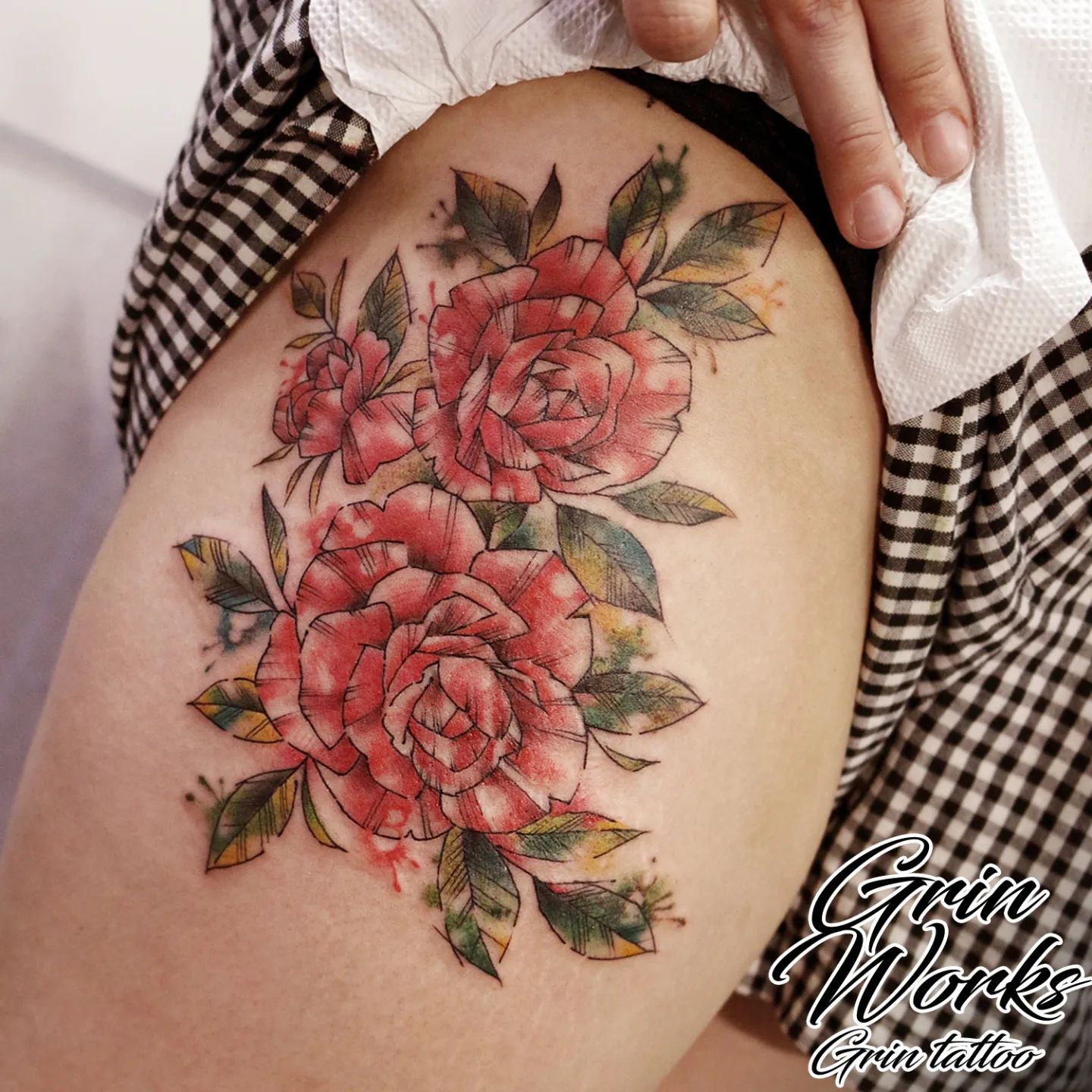 Tatuaje sexy de rosa en el muslo