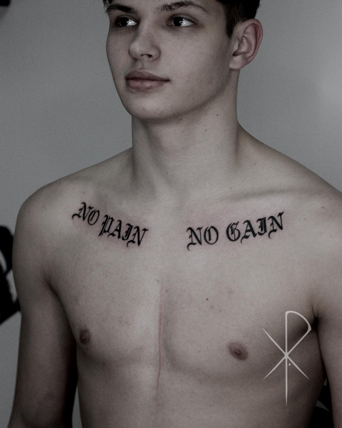 Tatuajes de Palabras en el Pecho Masculino