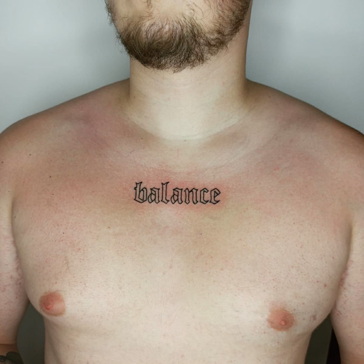 Tatuajes de una sola palabra en el pecho