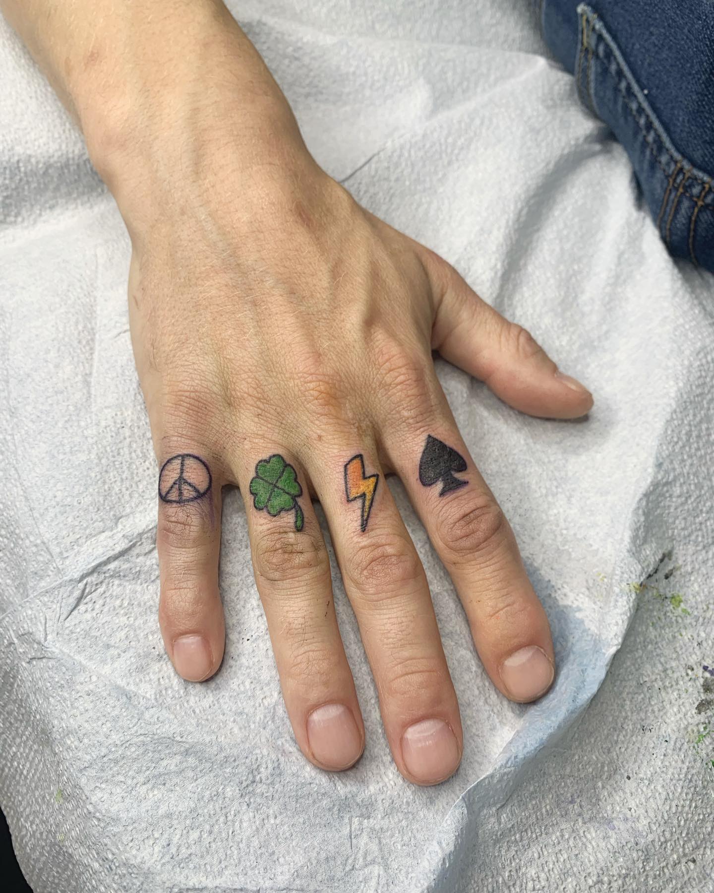 Brillantes Símbolos Tatuajes de nudillos