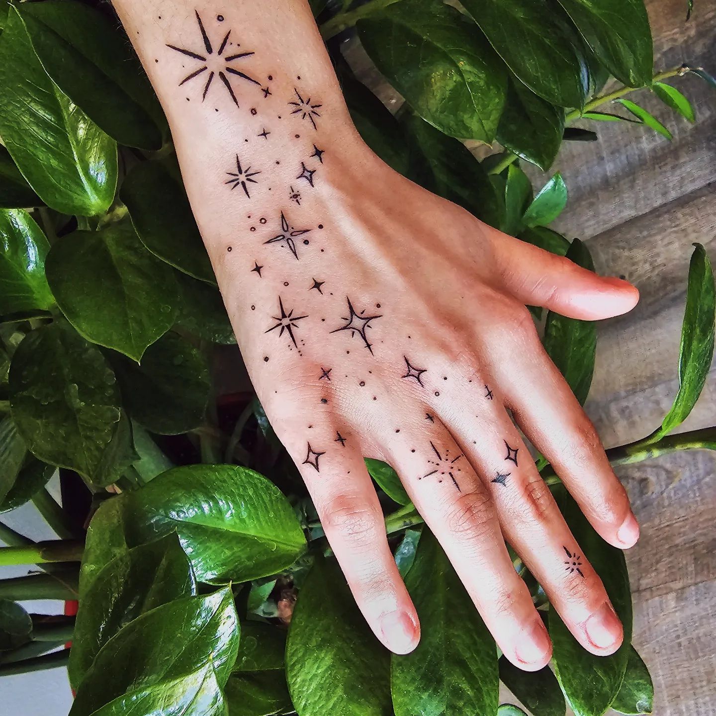 Brillo Estrella Tatuaje de mano