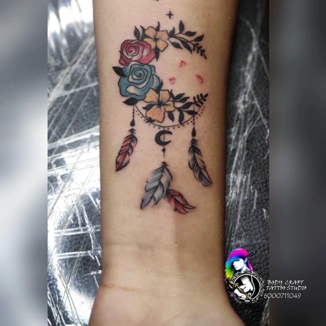Diseño de tatuaje de atrapasueños floral
