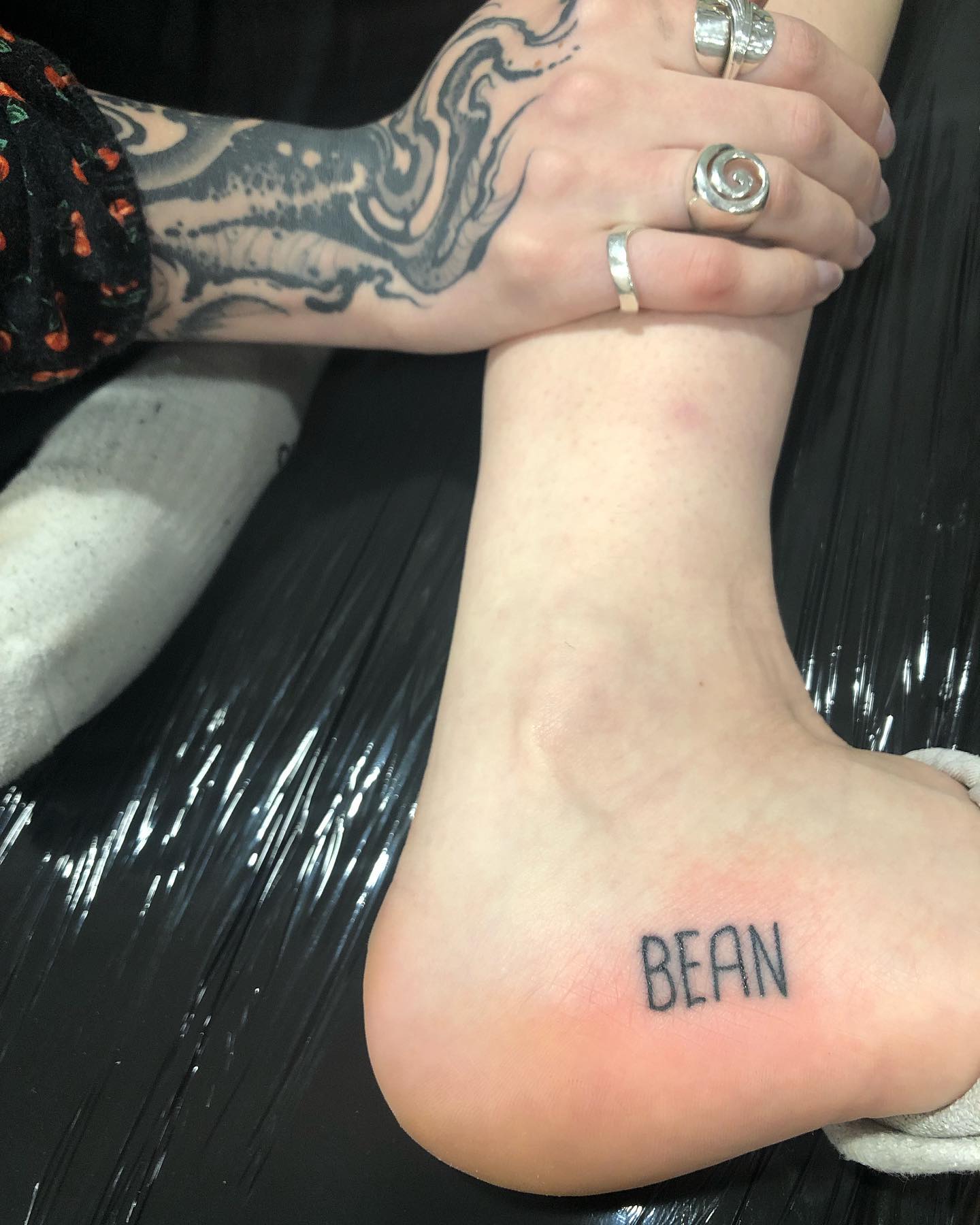 Divertido poroto tatuaje de una palabra