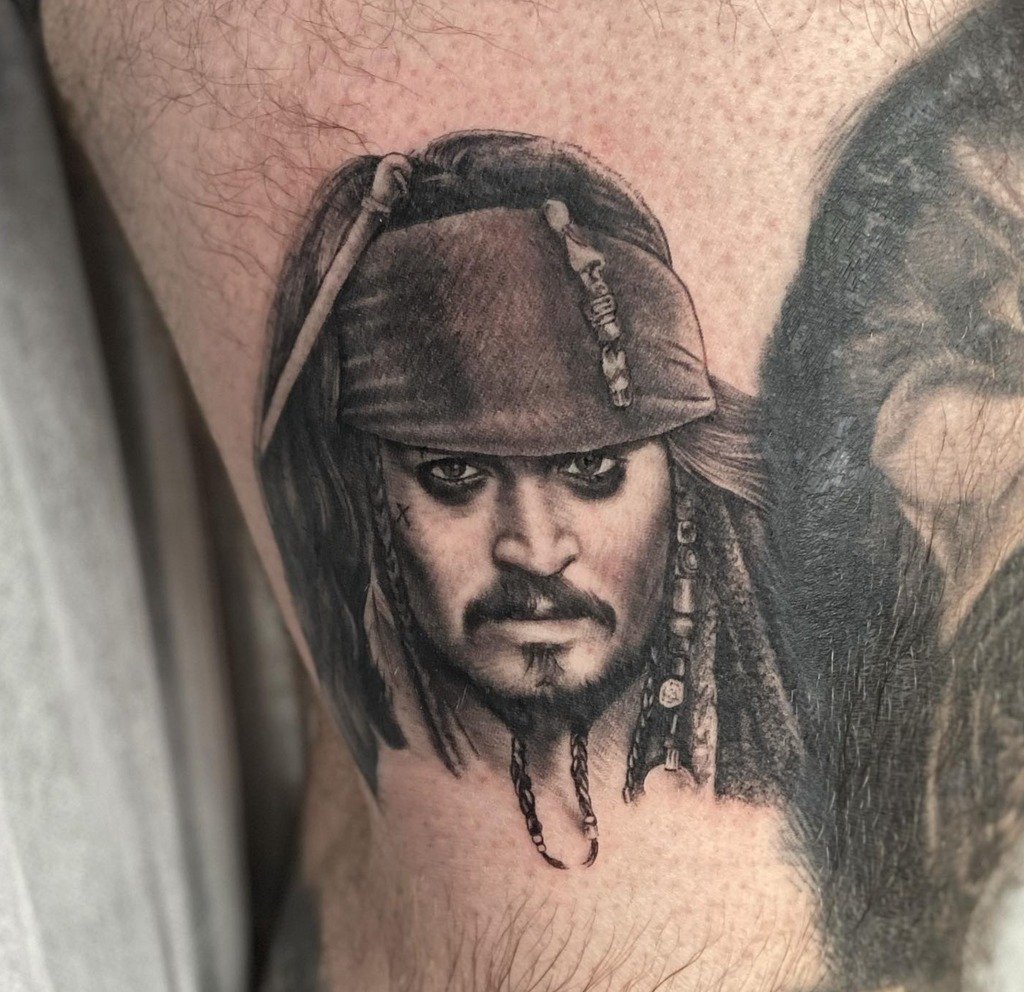Johnny Depp tatuaje en la pierna