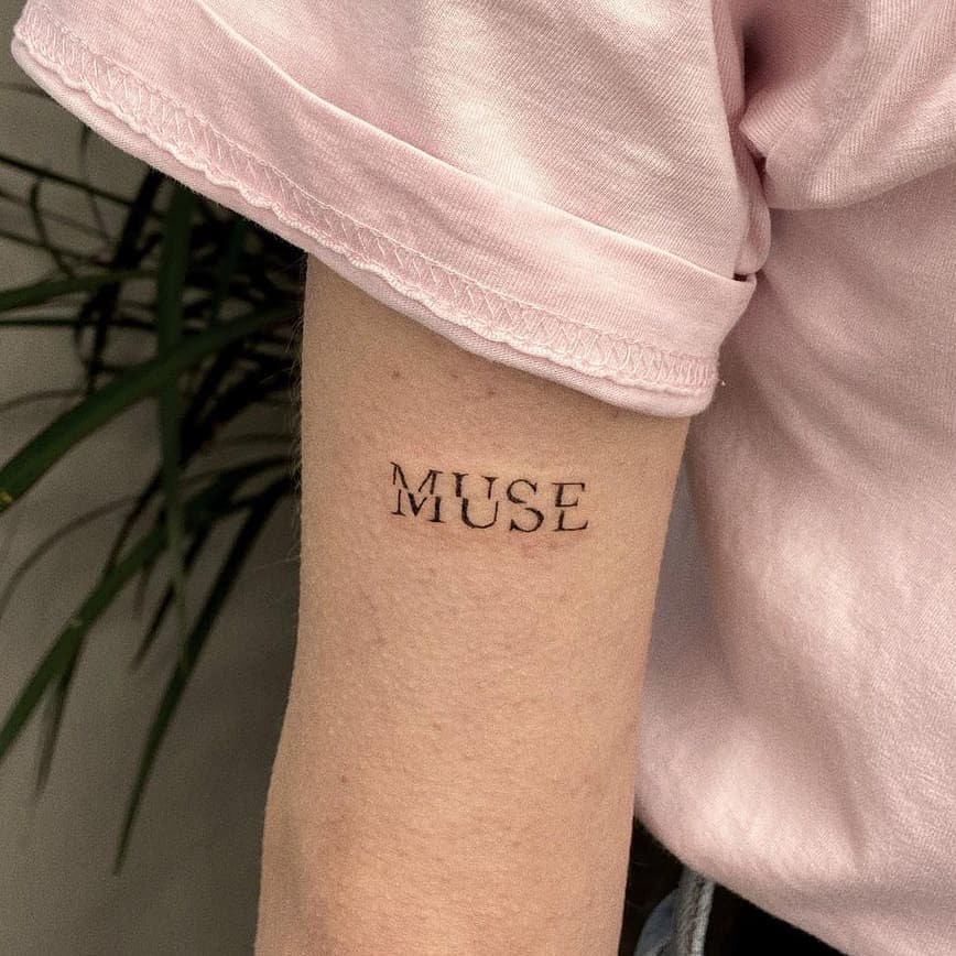 Musa Tatuaje de una sola palabra