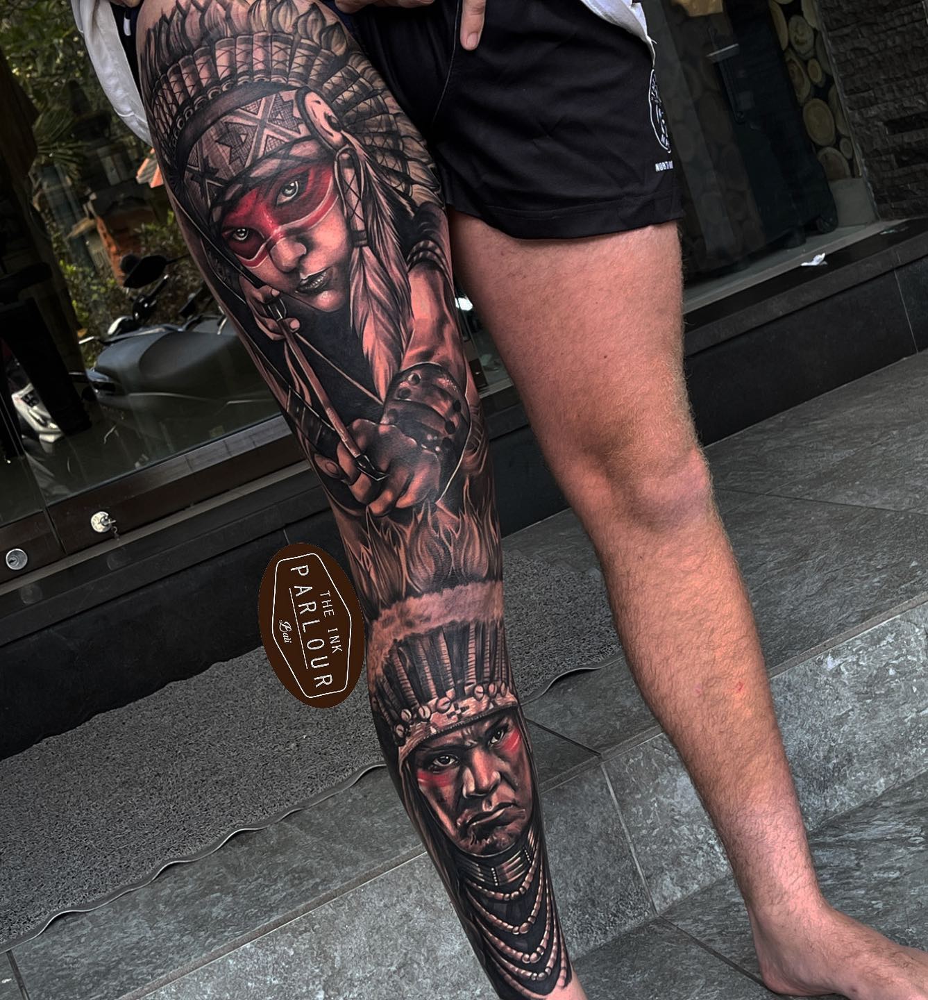 Pieza de arte gigante de tatuaje en pierna