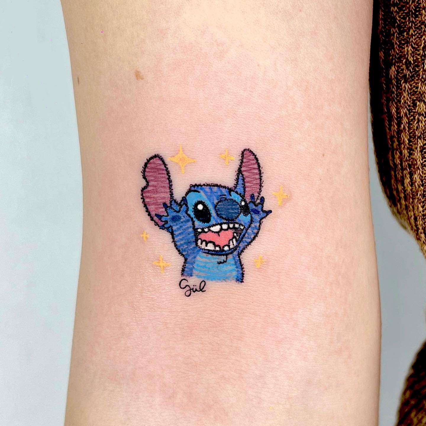 Súper Pequeño Tatuaje Azul de Puntada