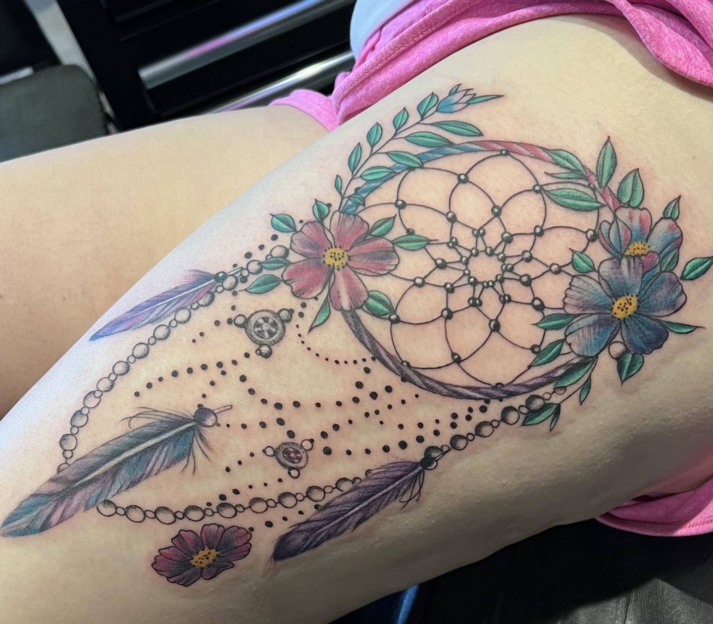 Tatuaje de atrapasueños con flores