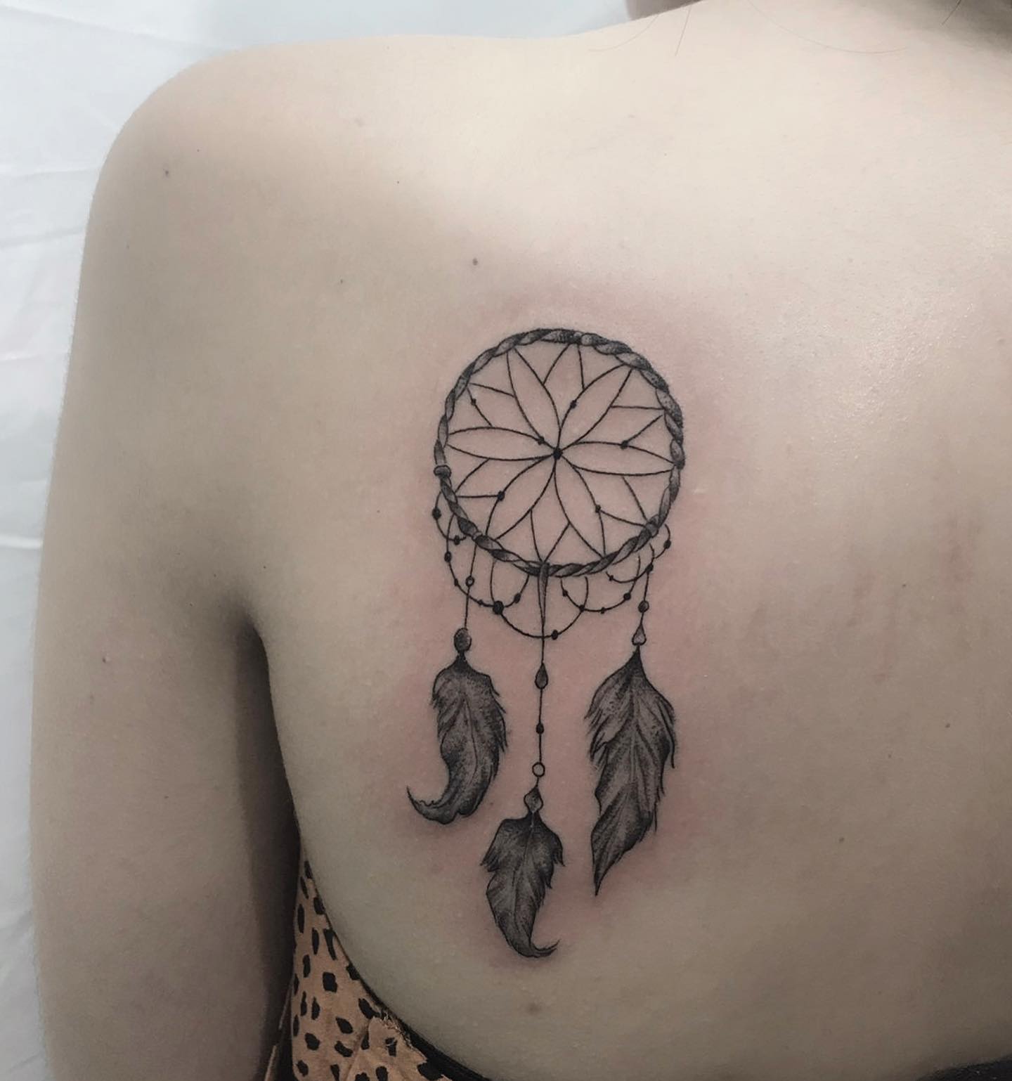 Tatuaje de Atrapasueños simple en la espalda