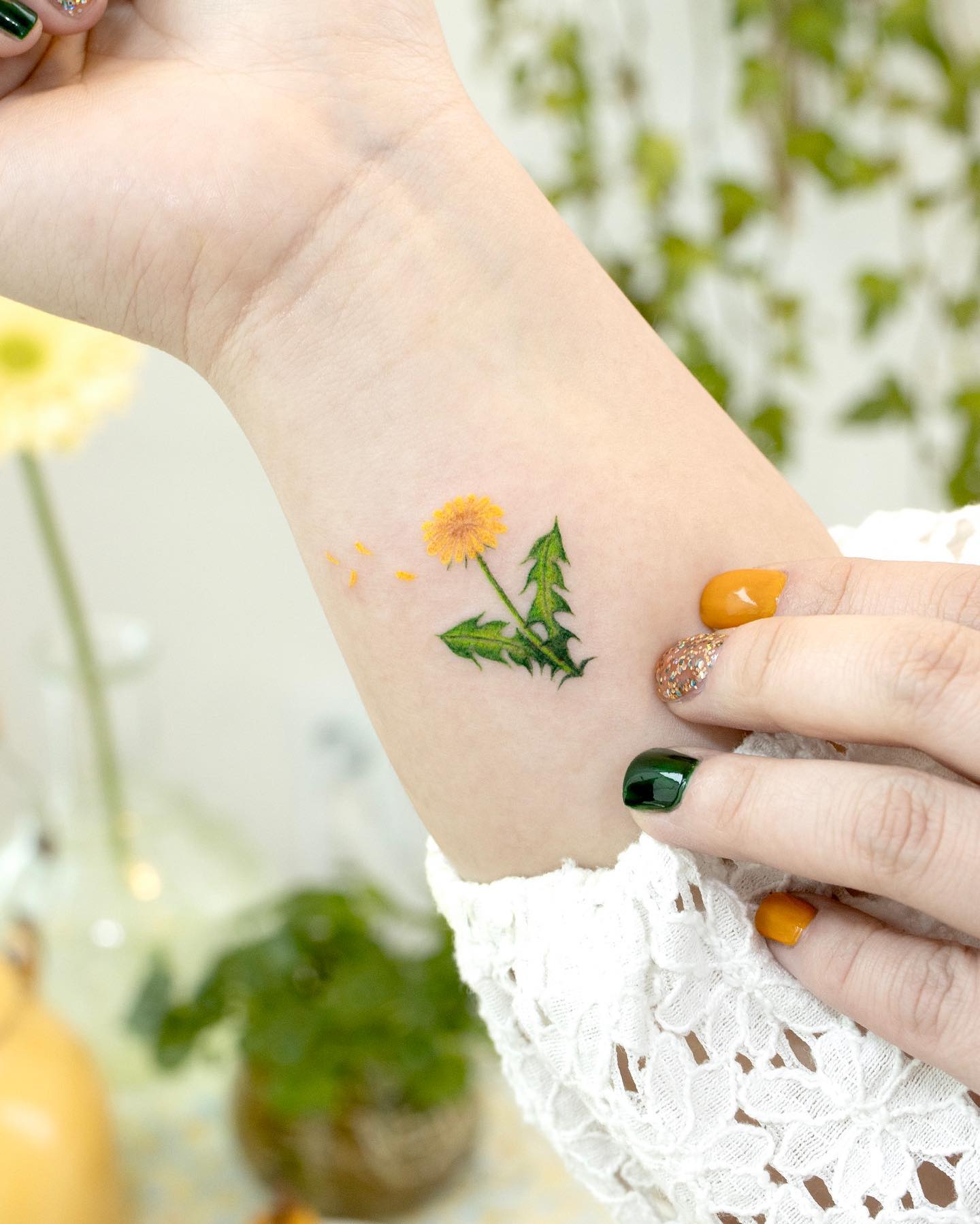 Tatuaje de Diente de León en la Muñeca Naranja