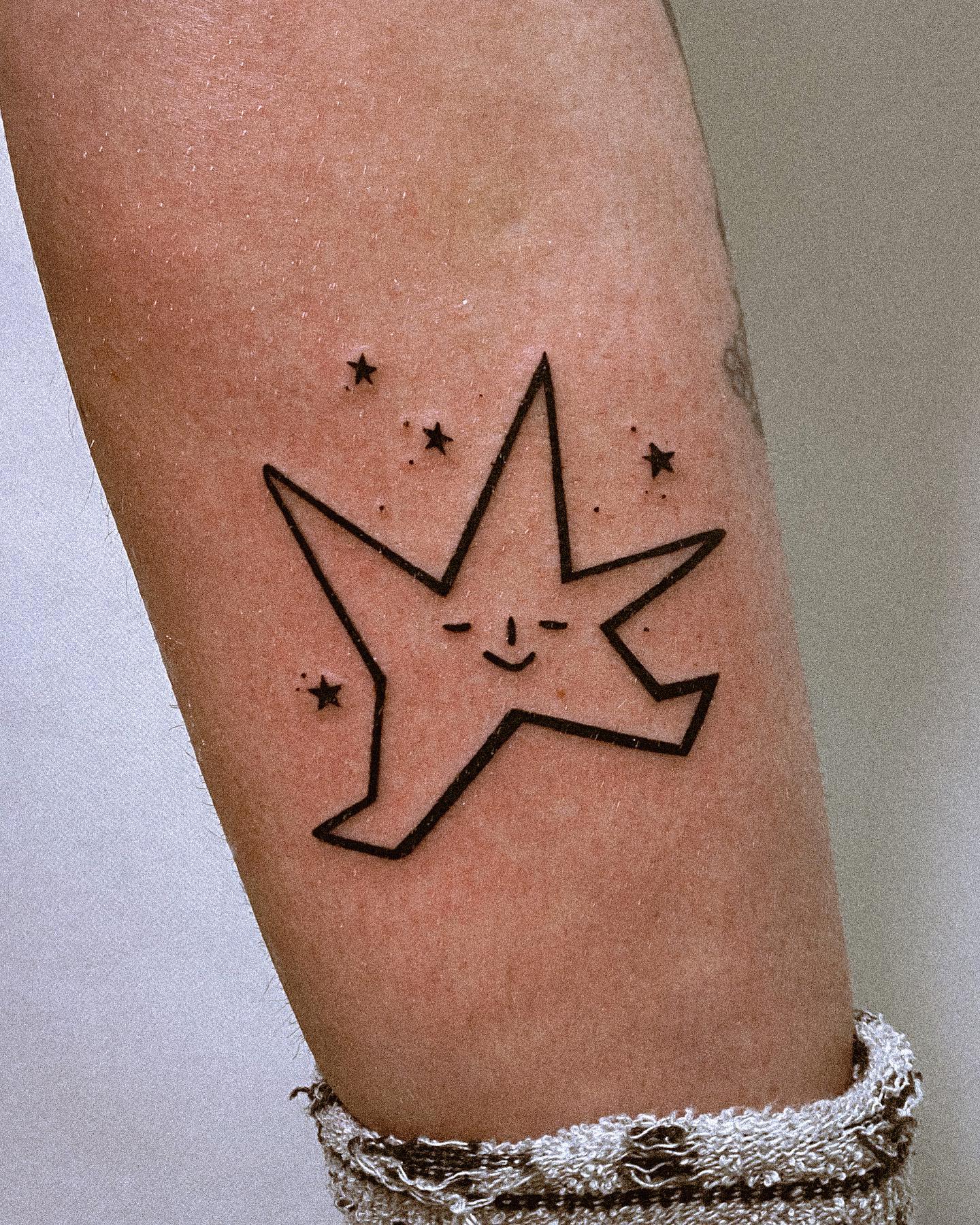Tatuaje de Estrella Bailarina en el Brazo
