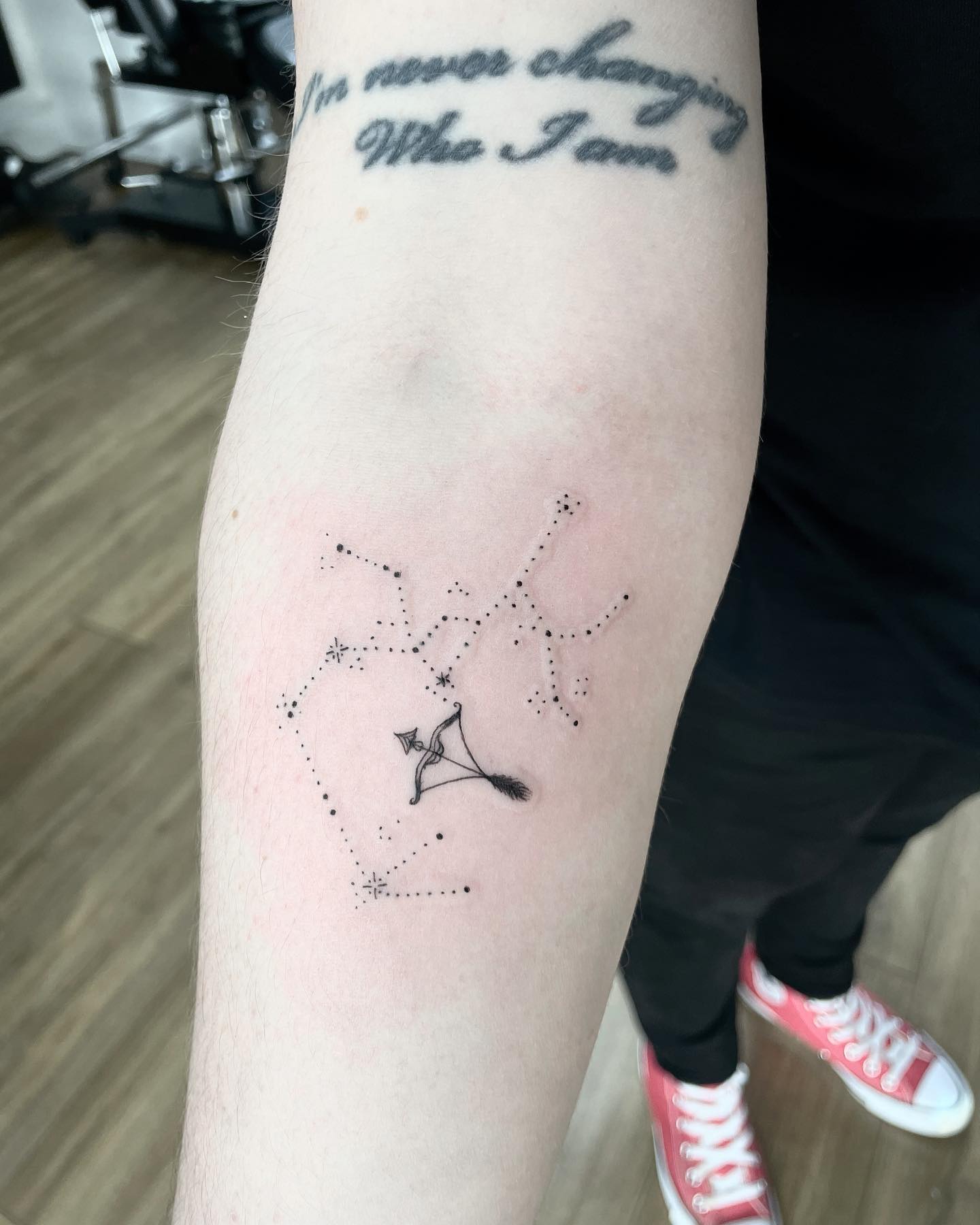 Tatuaje de estrella en la constelación de Sagitario.