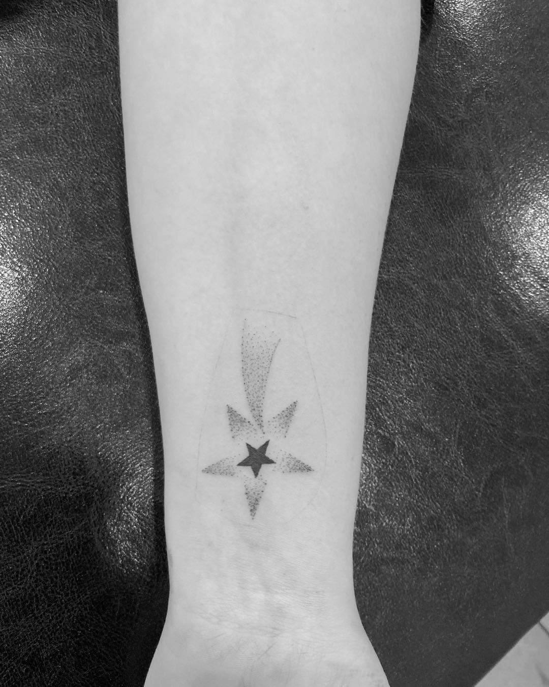 Tatuaje de Estrella Fugaz de Puntos en la Muñeca