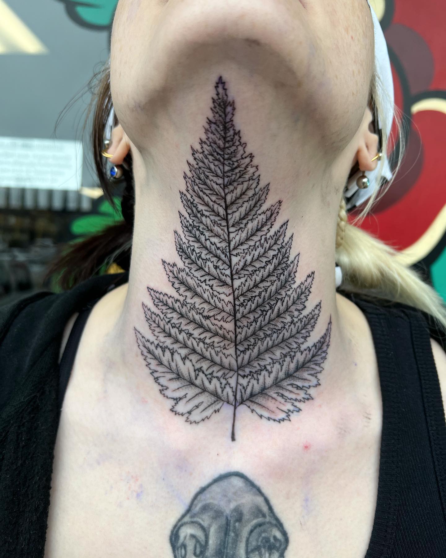 Tatuaje de garganta de pino.