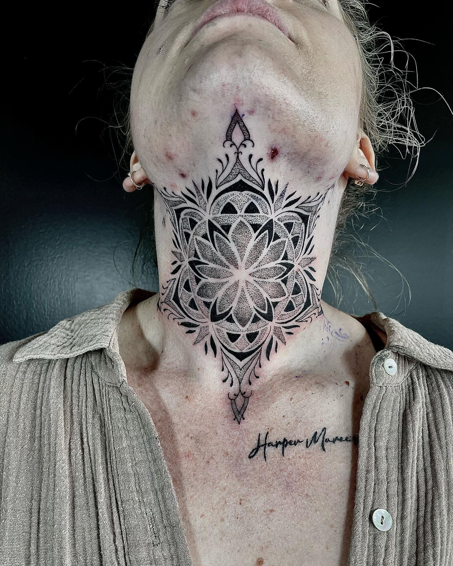 Tatuaje de garganta Mandala