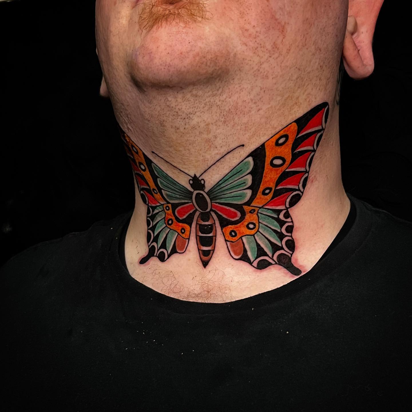 Tatuaje de mariposa elegante en la garganta