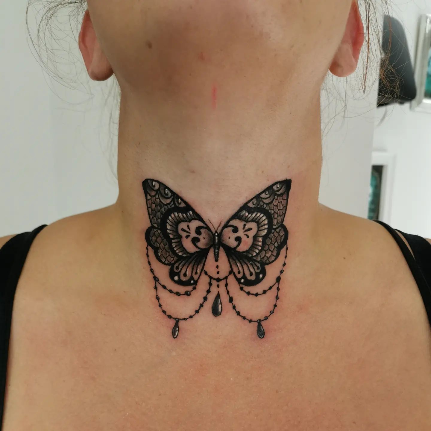 Tatuaje de mariposa en blackwork