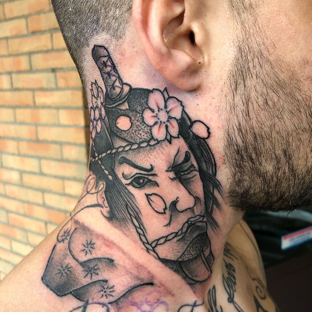Tatuaje de Namakubi en el cuello.