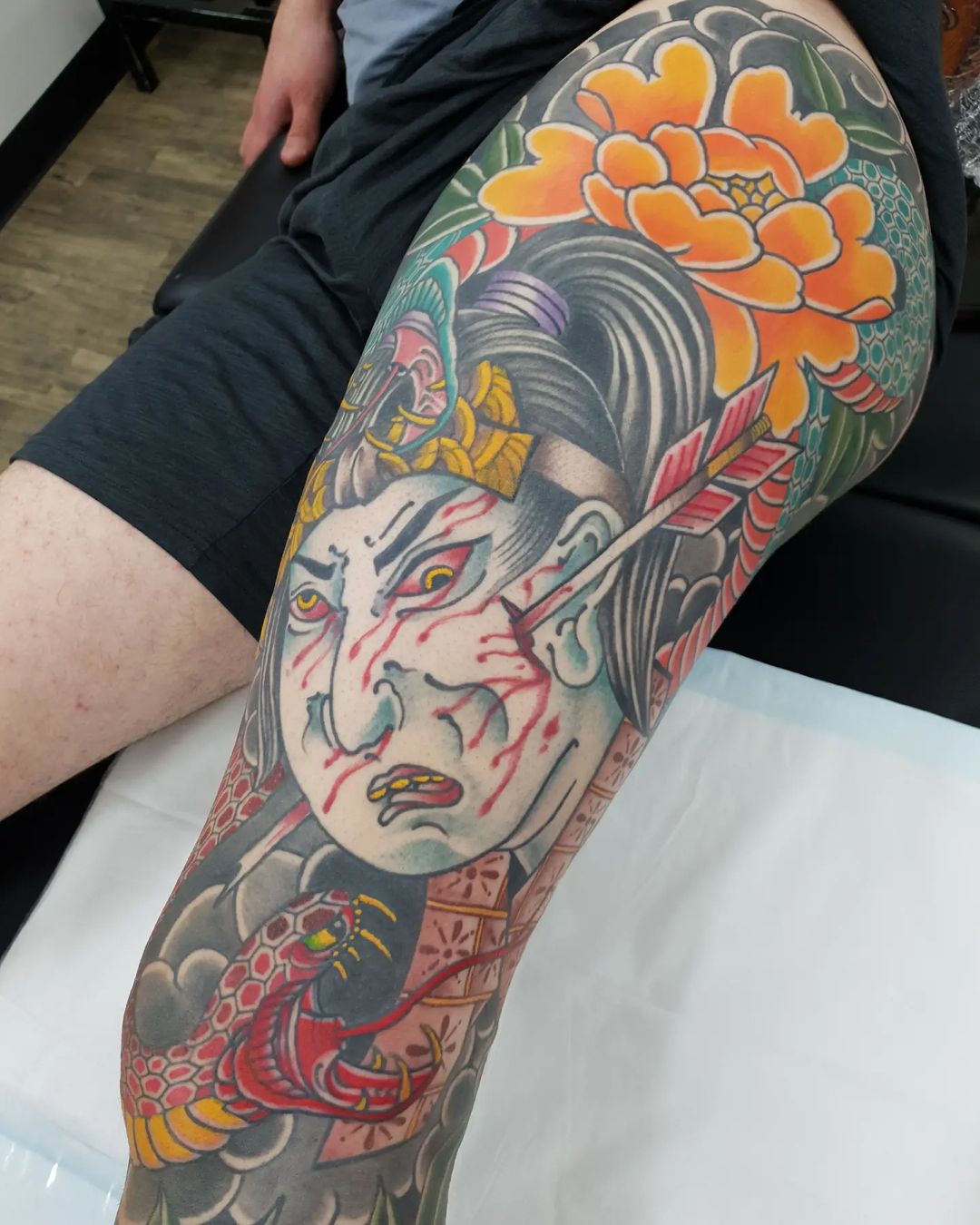 Tatuaje de Namakubi Multicolor Sobre una Pierna