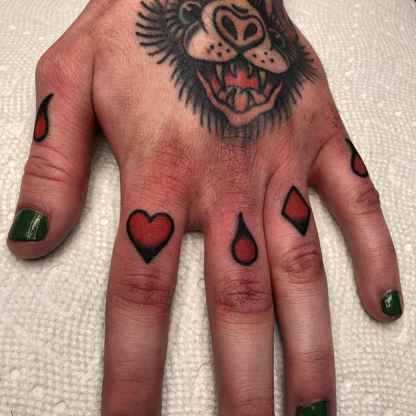 Tatuaje de nudillo de corazón rojo