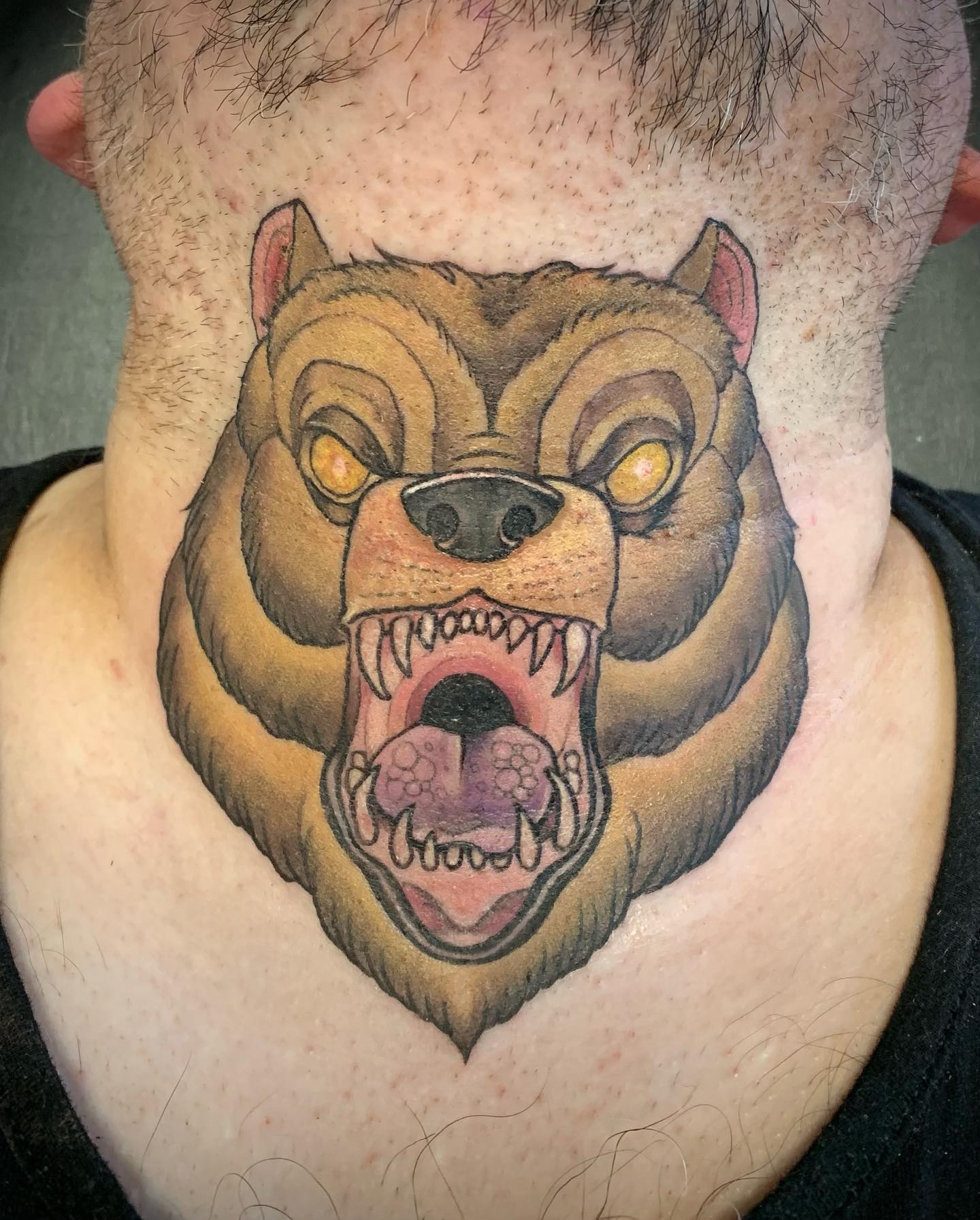 Tatuaje de oso colorido.