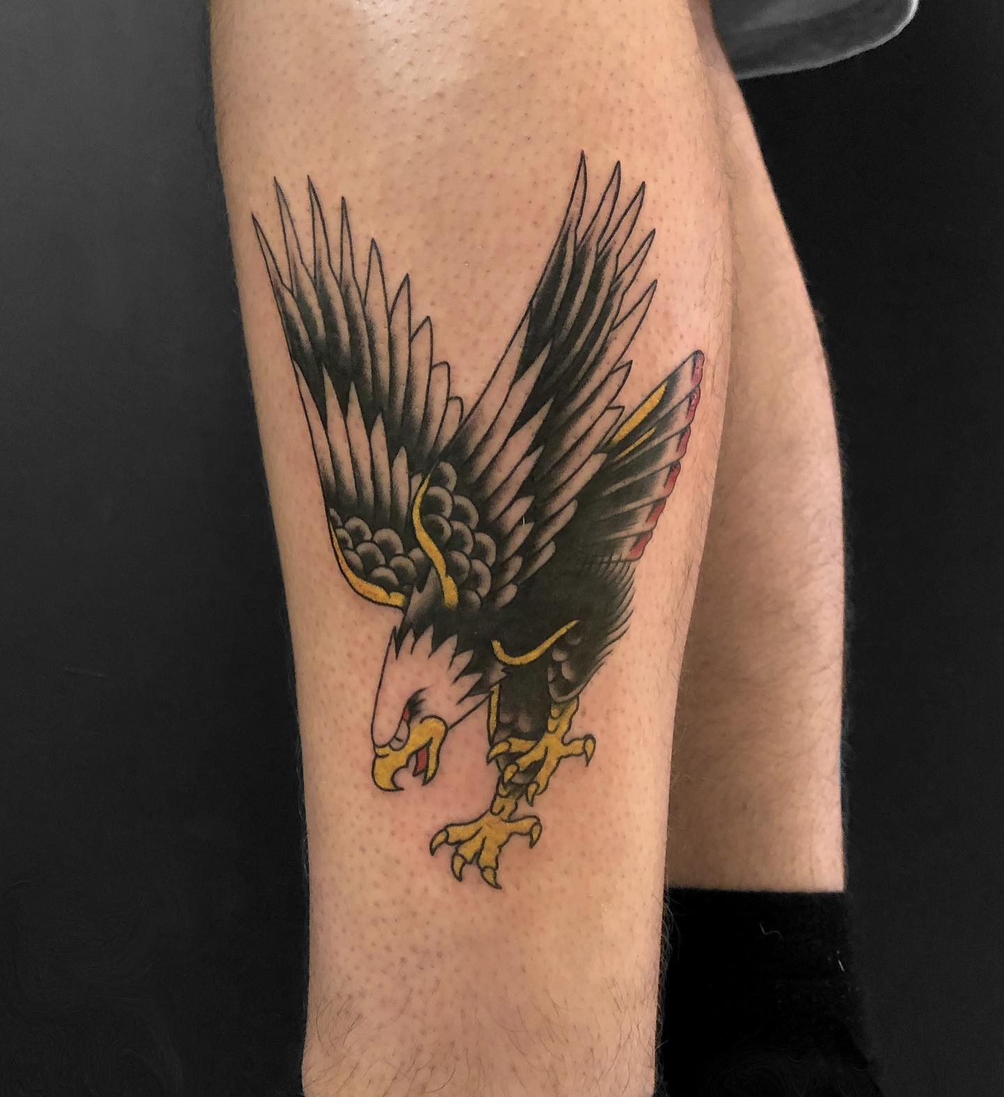 Tatuaje de pájaro en la pierna