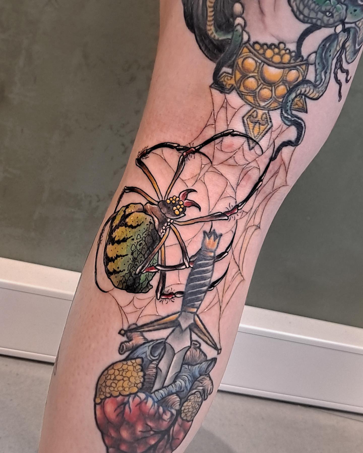 Tatuaje de pierna de araña