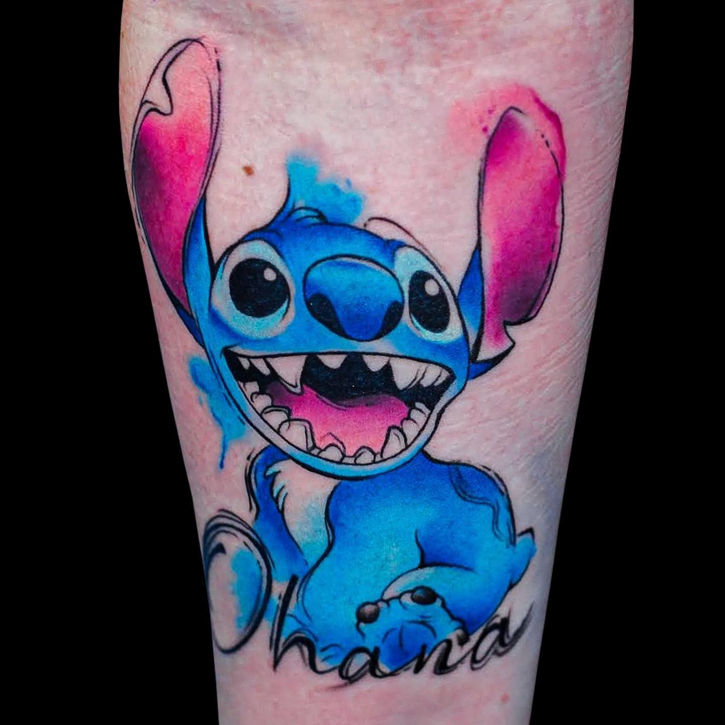 Tatuaje de puntada azul vibrante