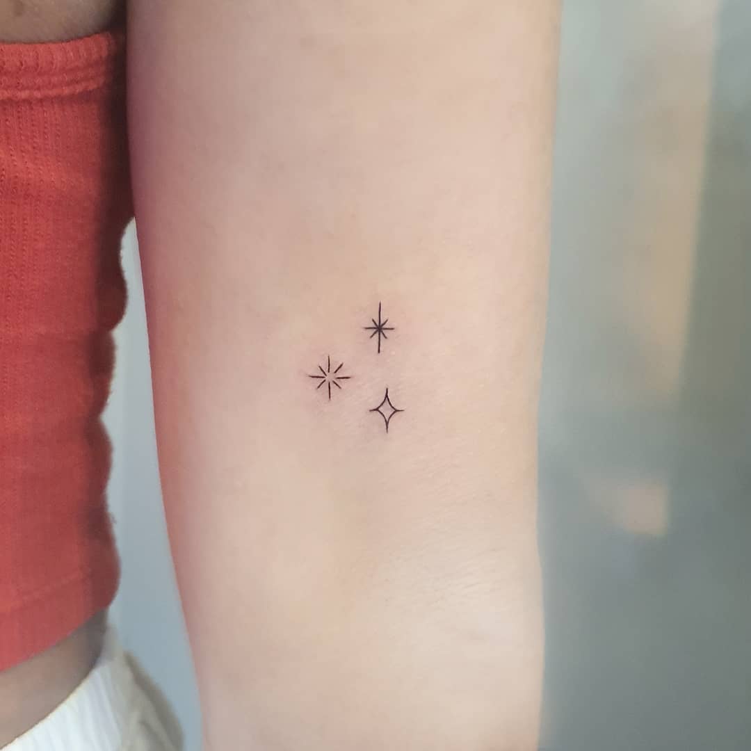 Tatuaje de racimo de estrellas
