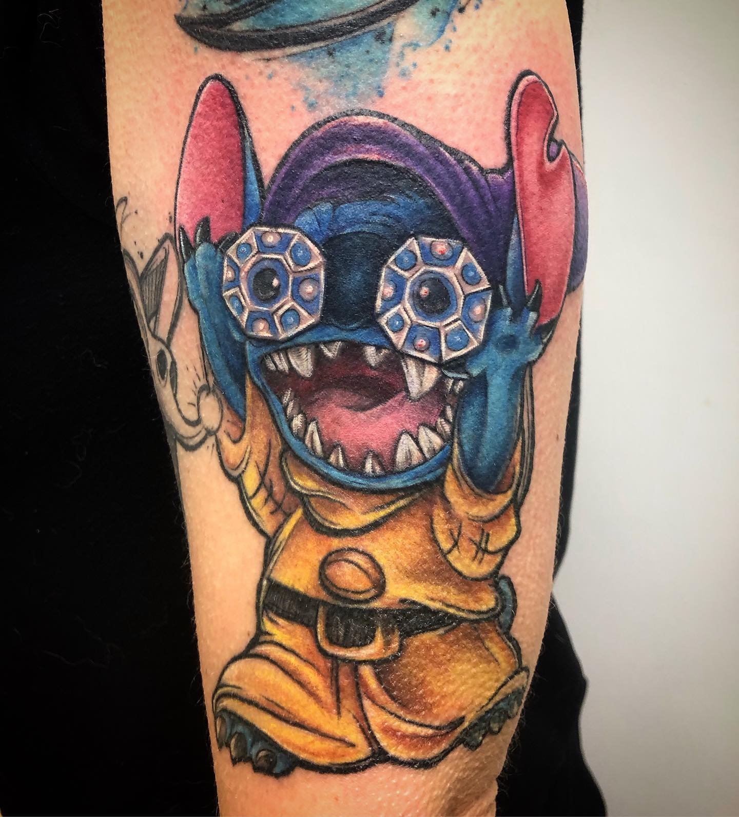 Tatuaje de Stitch divertido y extravagante