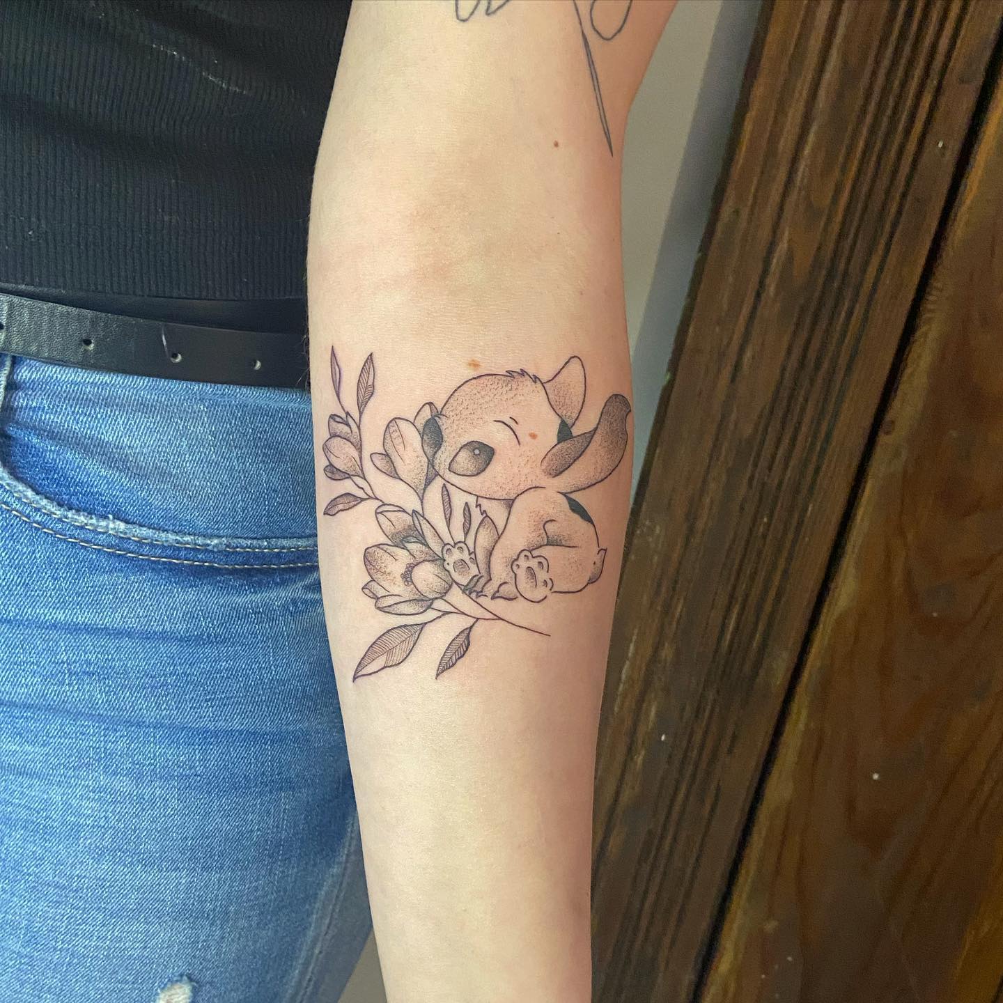 Tatuaje de Stitch en el brazo