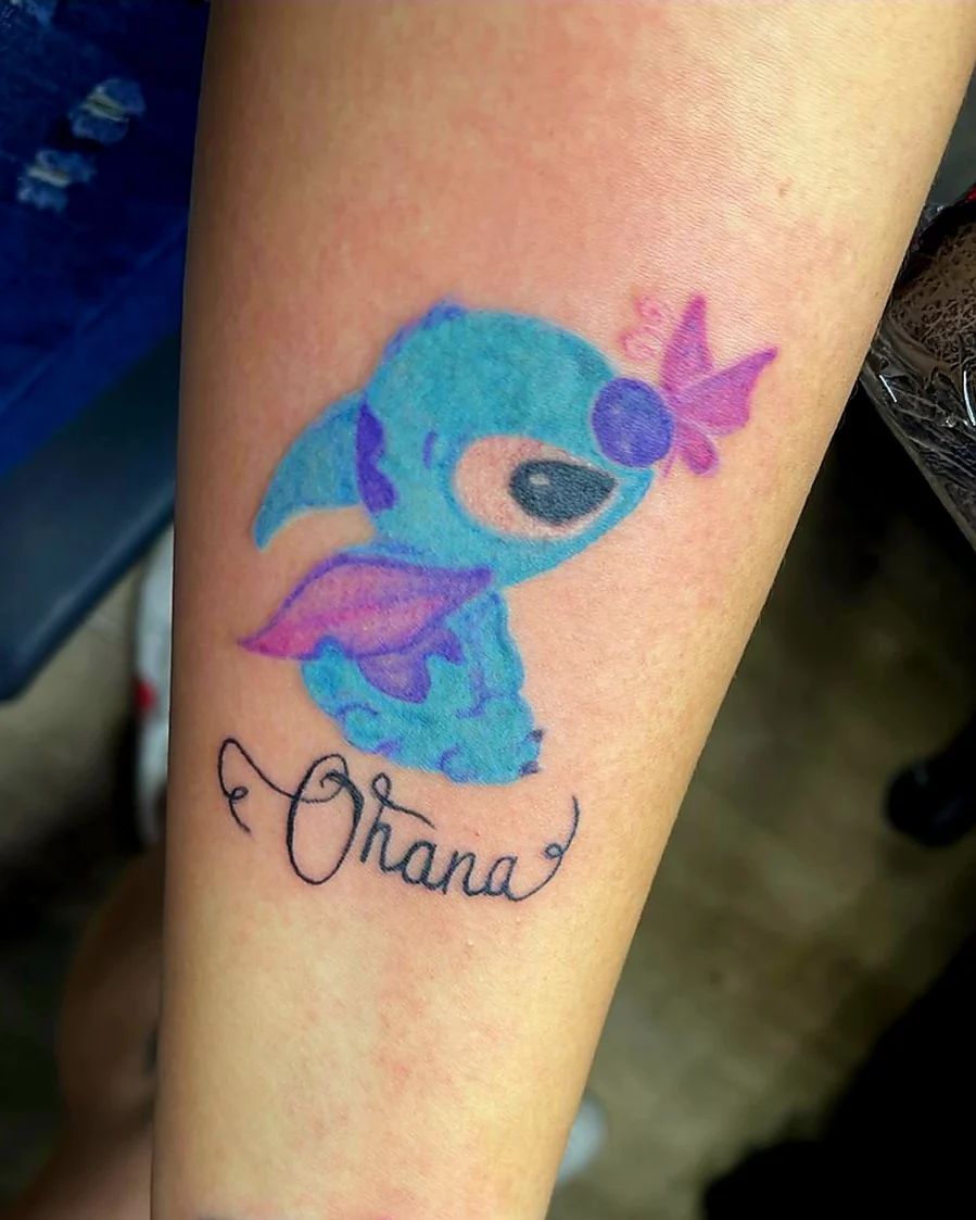 Tatuaje de Stitch inspirado en dibujos animados.