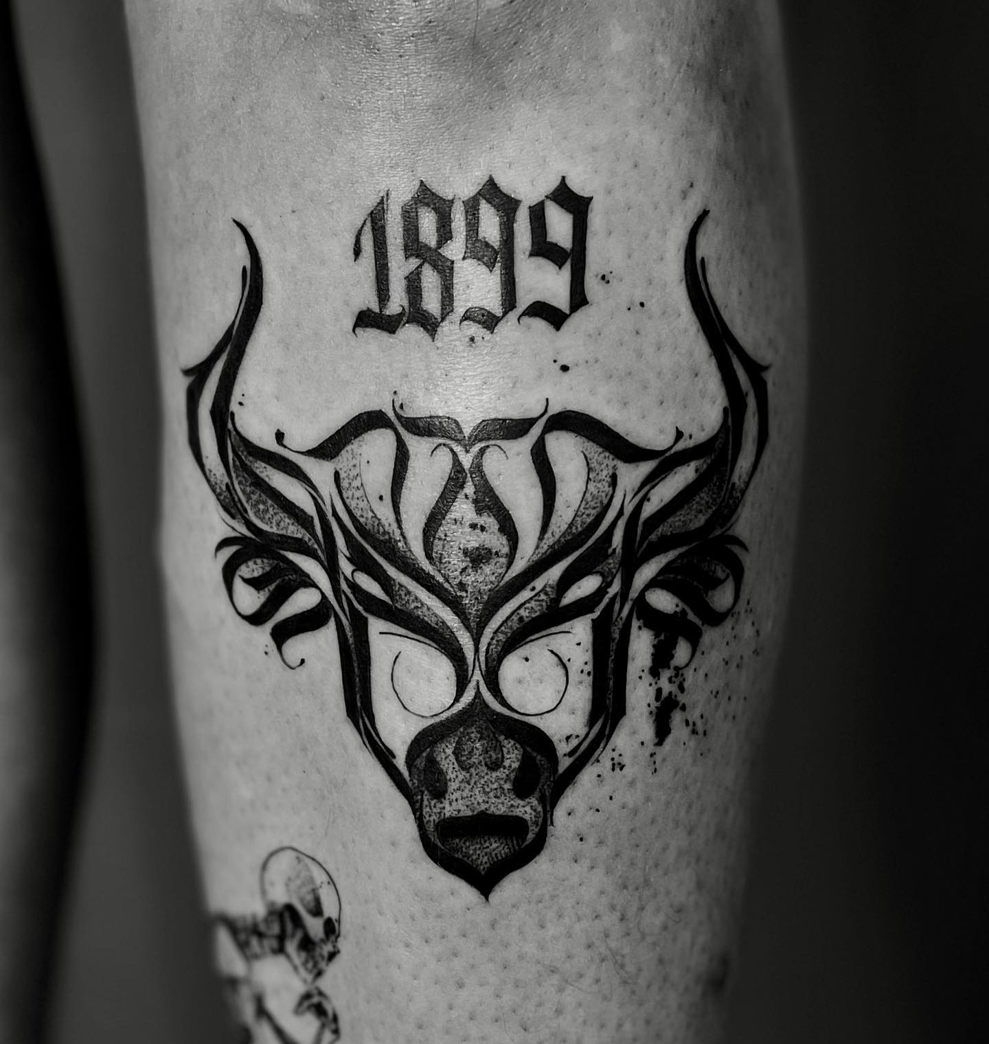 Tatuaje de Taurus en el antebrazo negro