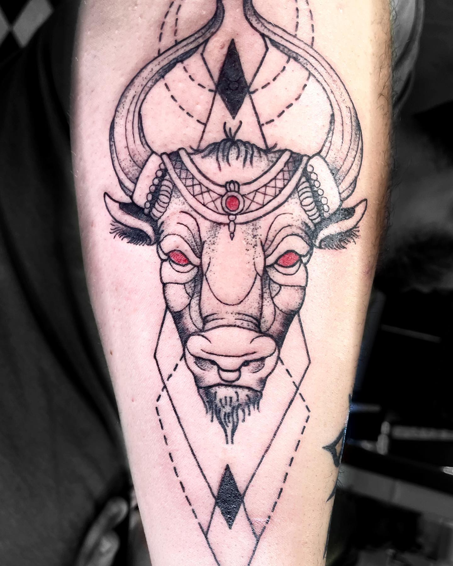 Tatuaje de Taurus negro y rojo en el pecho.