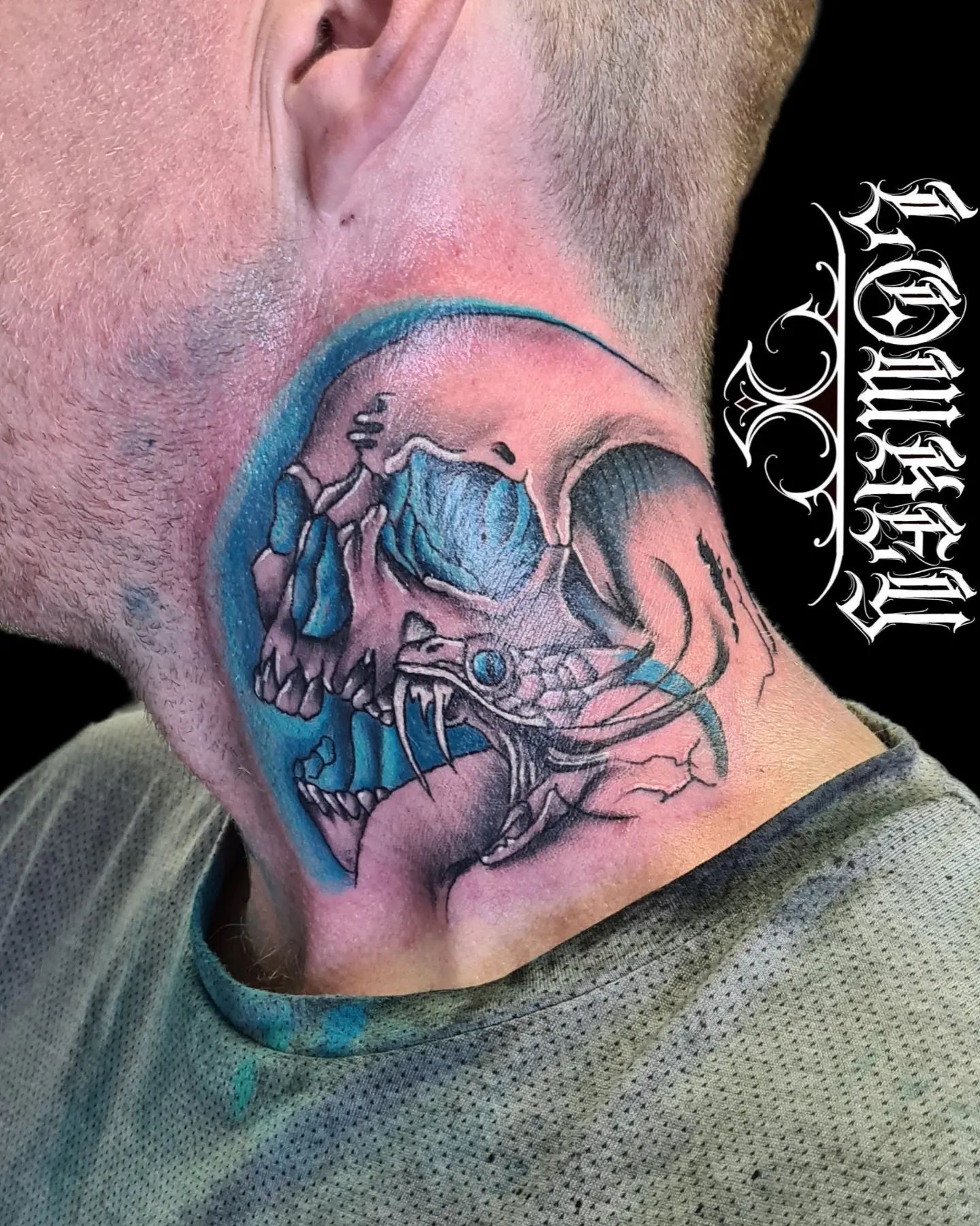 Tatuaje de una calavera colorida en la garganta.