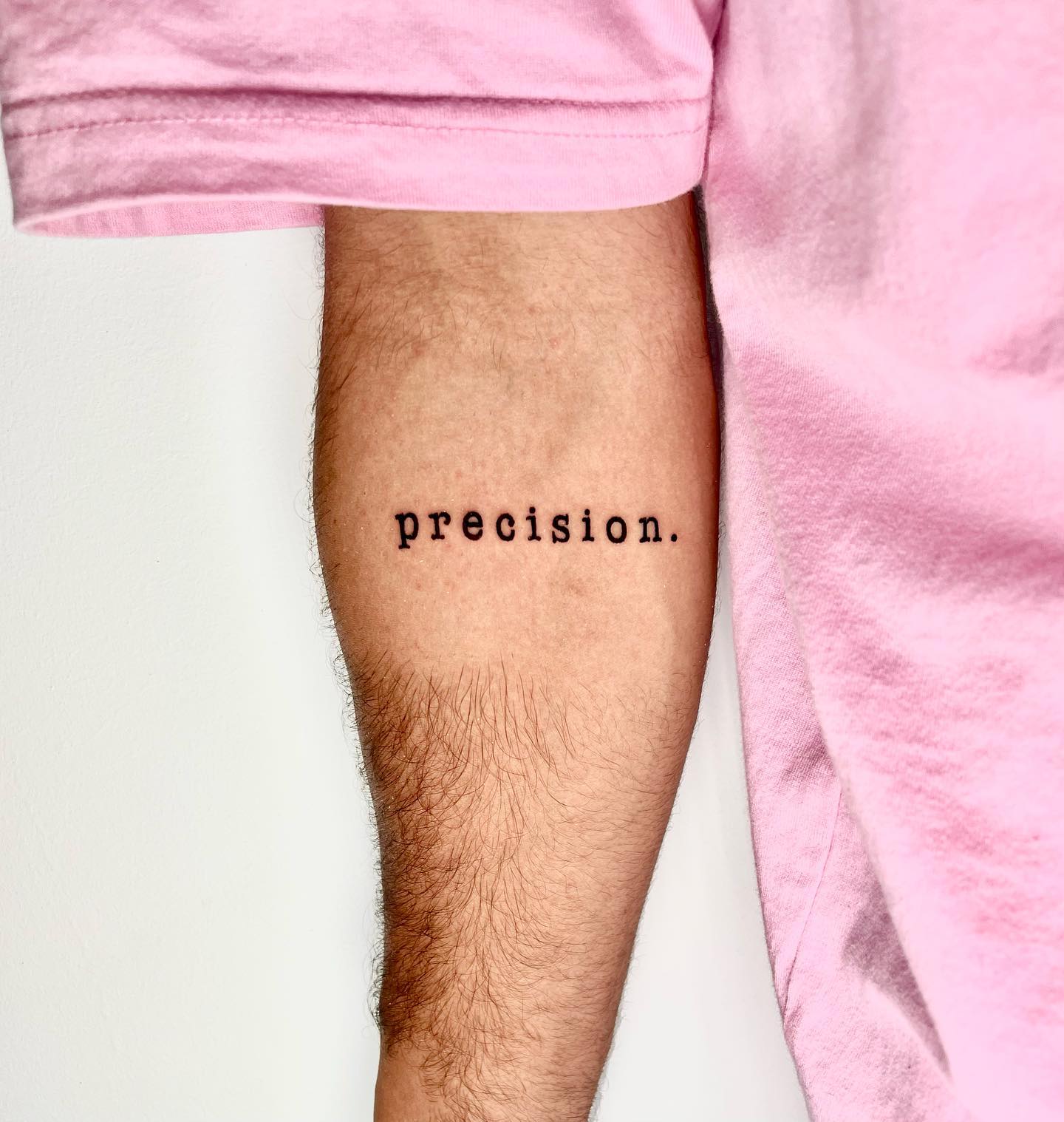 Tatuaje de una palabra con precisión.