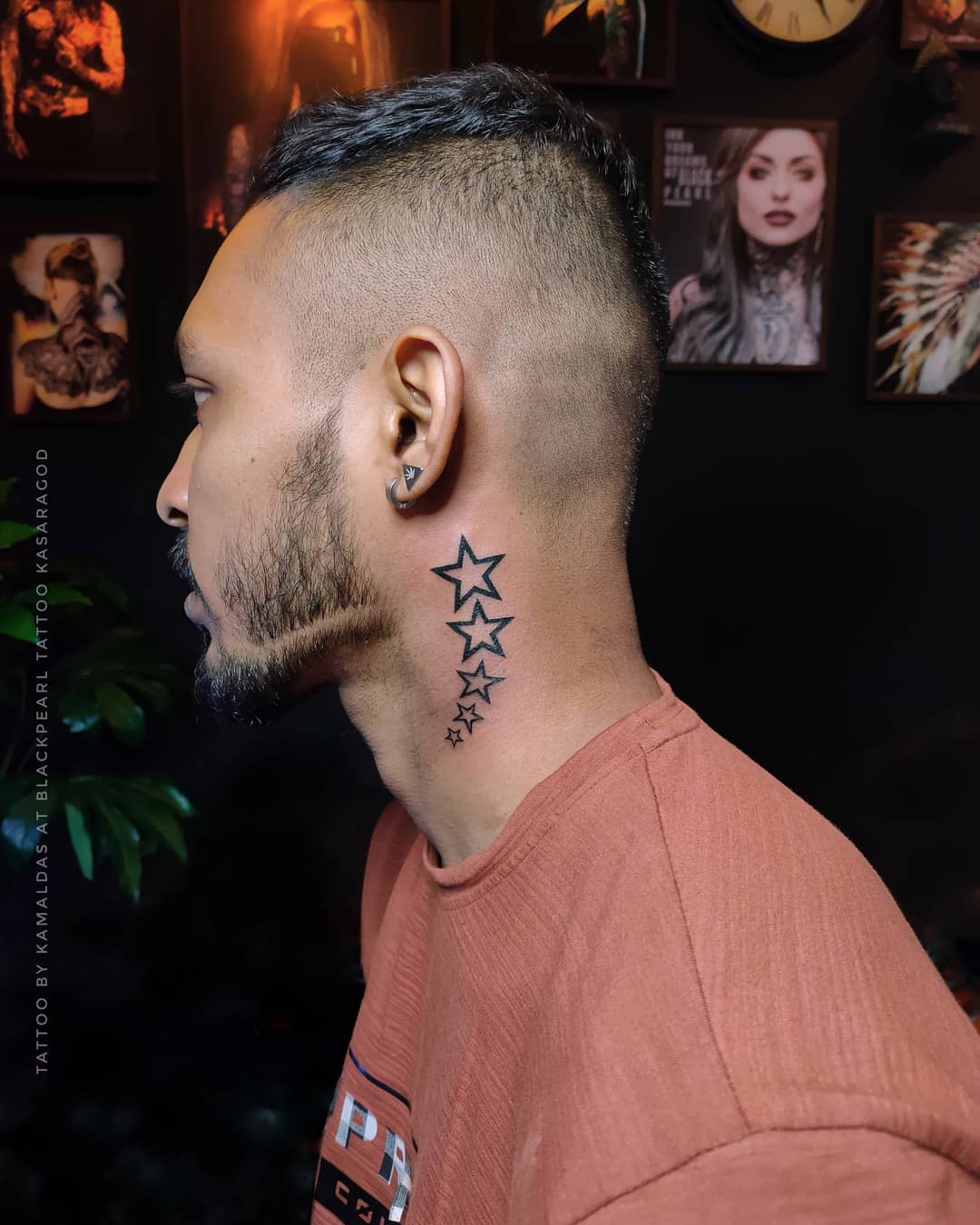 Tatuaje en el cuello de varias estrellas
