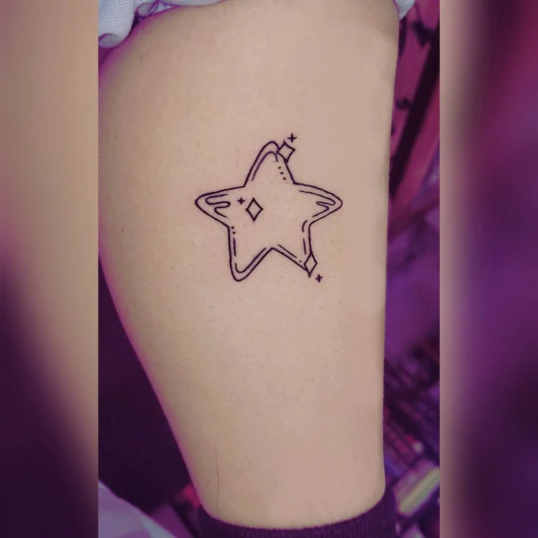Tatuaje sencillo de estrella y brillo