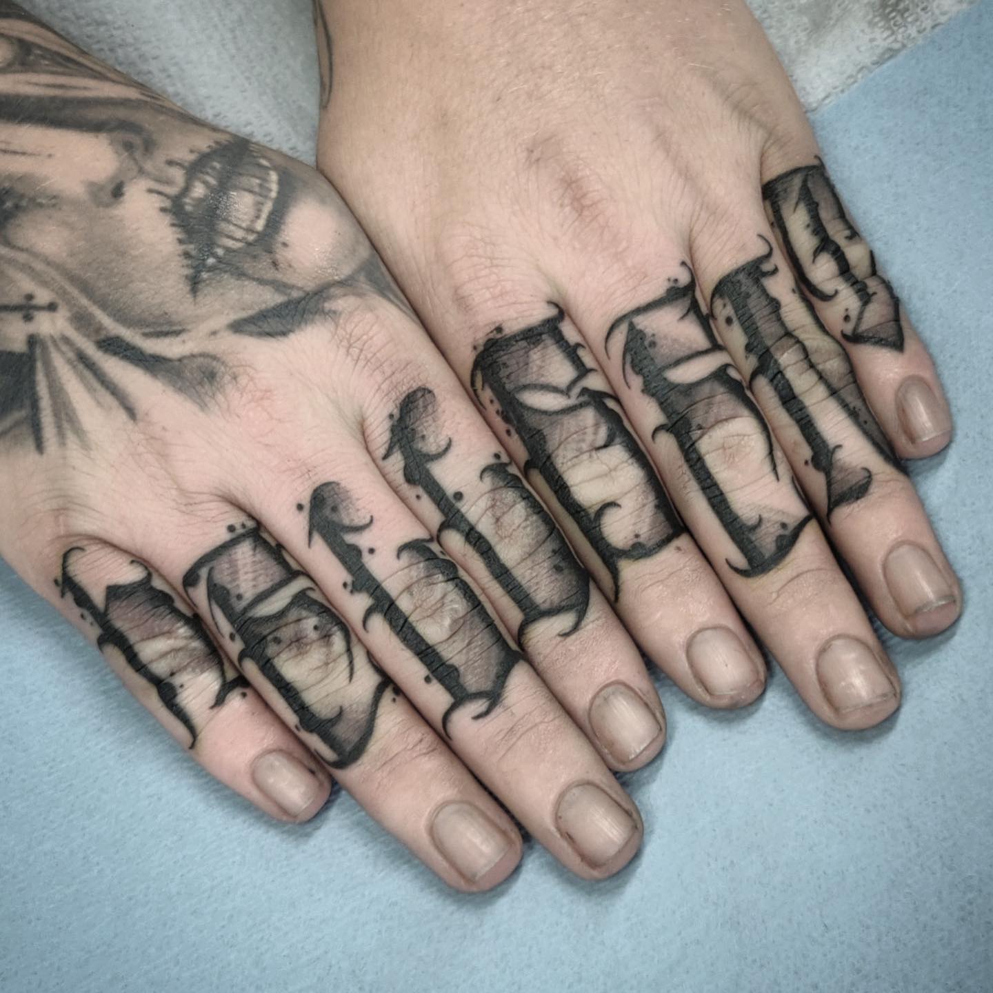 Tatuajes Creativos en los nudillos