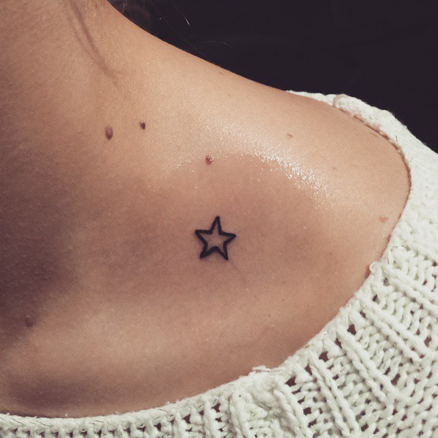 Un tatuaje de contorno de una estrella pequeña.