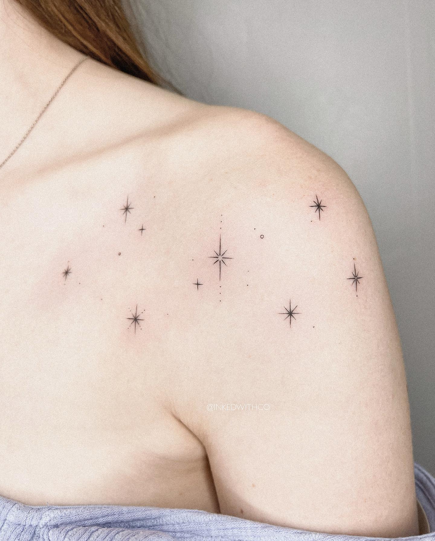 Un Tatuaje de un Montón de Estrellas en el Hombro.