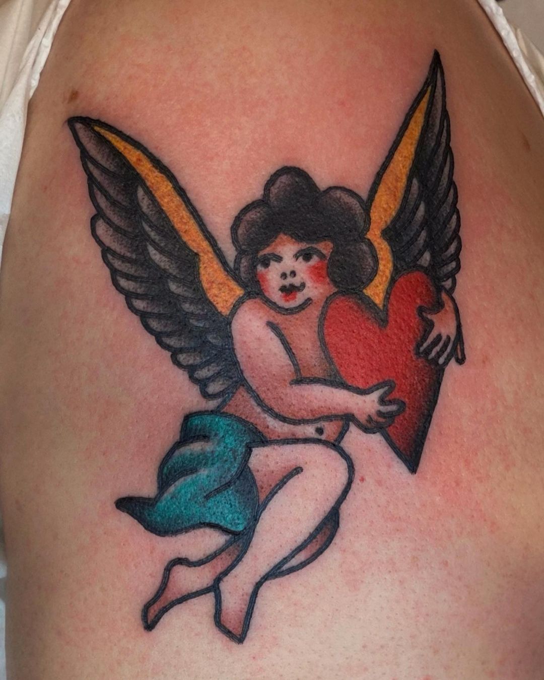 Ángel con tatuaje de corazón